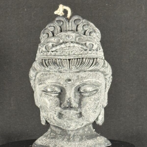 Bougie visage féminin — collection Pierre de Volcan, cire stéarine végétale noire et grise, effet pierre naturelle. Environ 300 g, combustion ± 42 h.