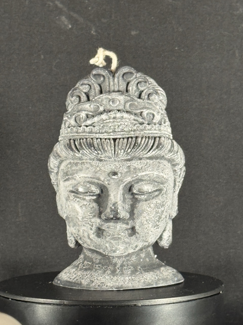 Bougie visage féminin — collection Pierre de Volcan, cire stéarine végétale noire et grise, effet pierre naturelle. Environ 300 g, combustion ± 42 h.