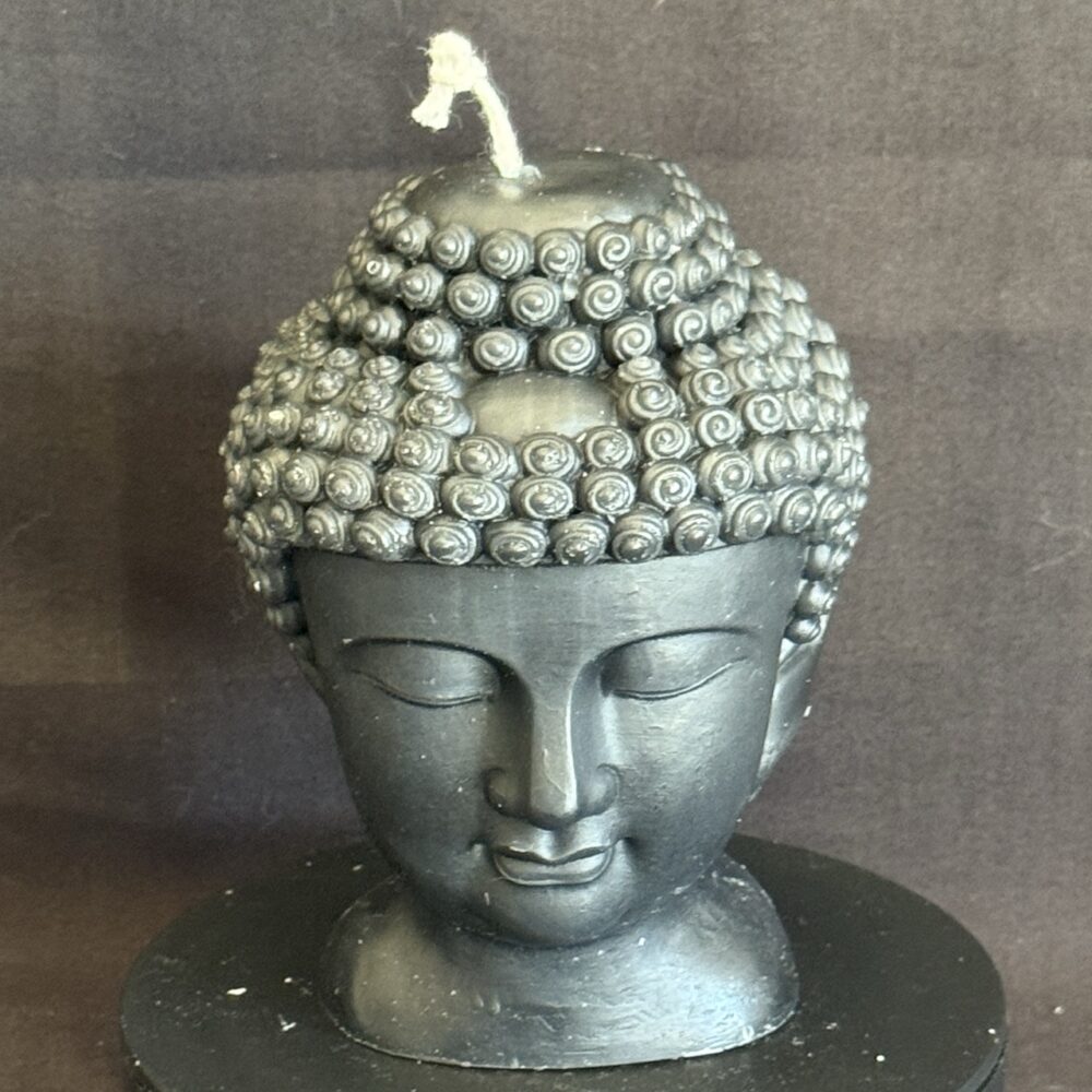 Bougie moulée en forme de tête bouddha masculine noire, en cire minérale et végétale — création artisanale boo-j