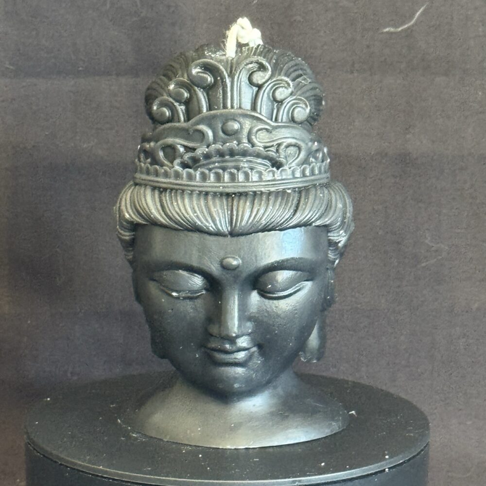 Bougie moulée en forme de tête féminine bouddha noire, en cire minérale et végétale — création artisanale boo-j