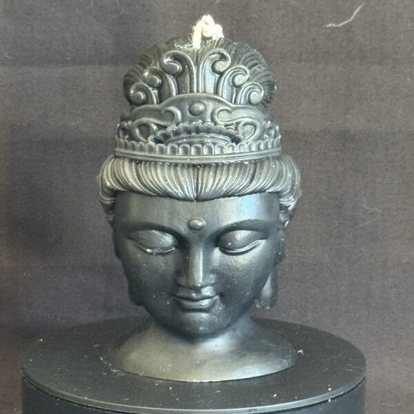 Bougie moulée en forme de tête féminine bouddha noire, en cire minérale et végétale — création artisanale boo-j