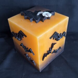 Bougie cubique Halloween de 12 cm, plus de 1,5 kg, en cire minérale et végétale orange avec chauves-souris en cire d’abeille noire — création artisanale suisse boo-j, édition spectrale