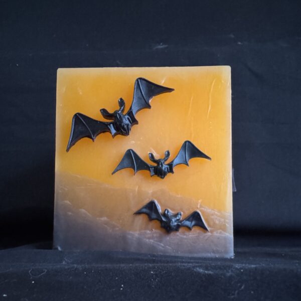 Bougie cubique Halloween de 12 cm, plus de 1,5 kg, en cire minérale et végétale orange avec chauves-souris en cire d’abeille noire — création artisanale suisse boo-j, édition spectrale