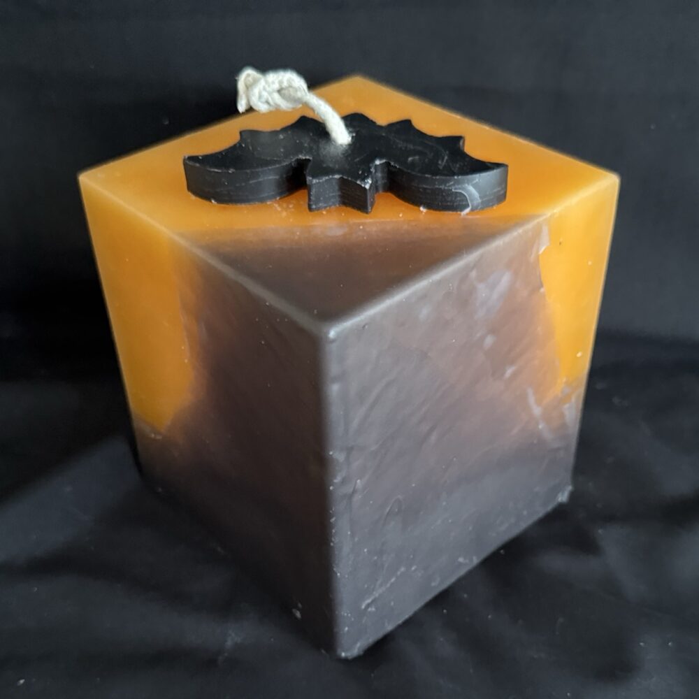Bougie cubique Halloween de 12 cm, plus de 1,5 kg, en cire minérale et végétale orange avec chauves-souris en cire d’abeille noire — création artisanale suisse boo-j, édition spectrale