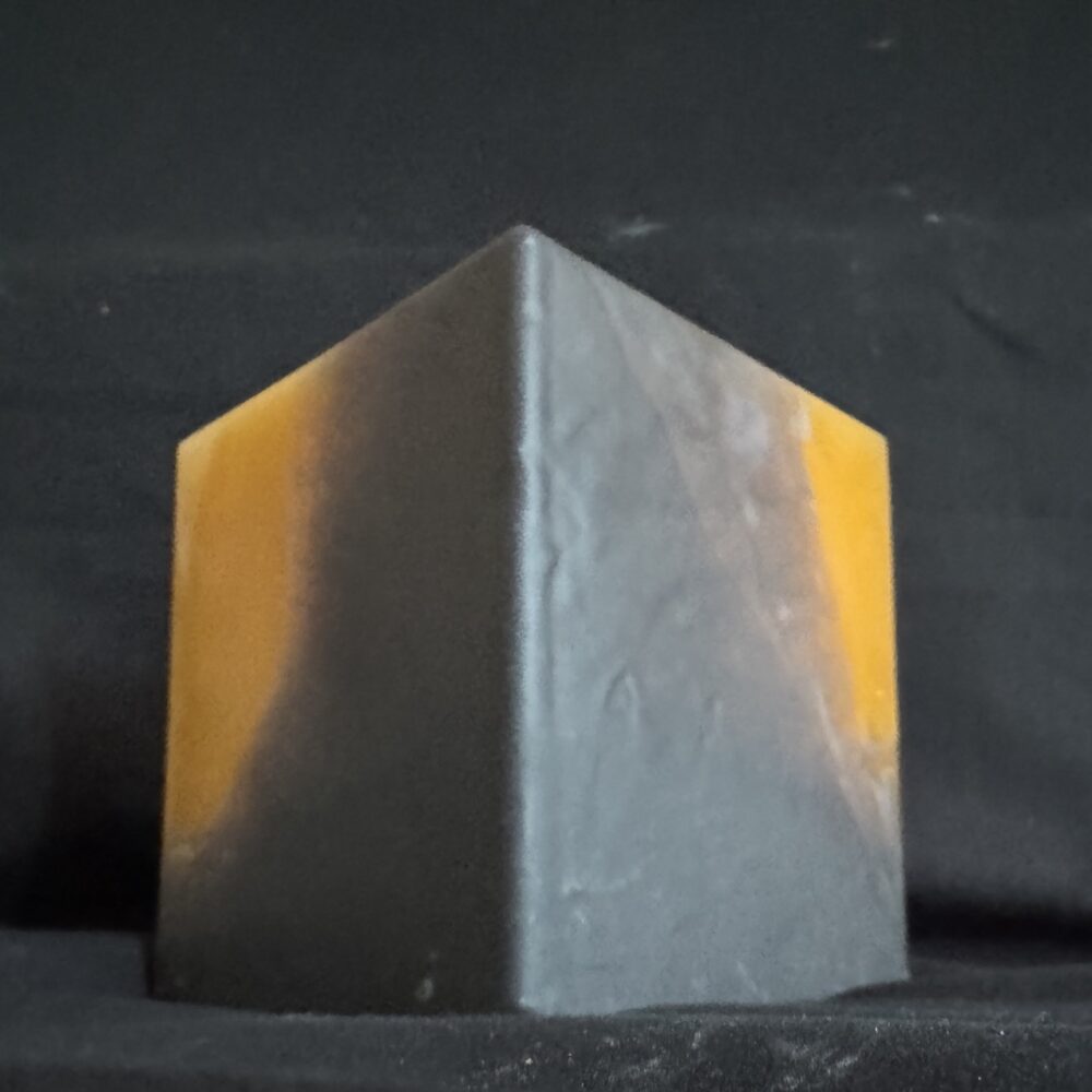 Bougie cubique Halloween de 12 cm, plus de 1,5 kg, en cire minérale et végétale orange avec chauves-souris en cire d’abeille noire — création artisanale suisse boo-j, édition spectrale