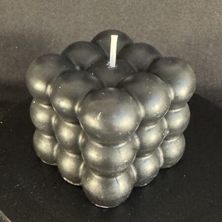 Bougie cube à bulles noire — boo-j Bougie cube à bulles noire — cire végétale et minérale, finition subtile et bougie design, création artisanale boo-j