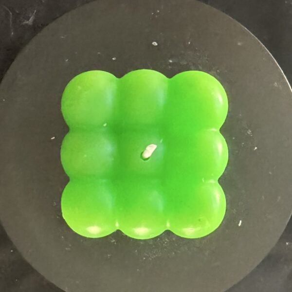 Bougie cube à bulles verte fluo — boo-j Bougie cube à bulles vert fluo — cire végétale et minérale, création artisanale boo-j
