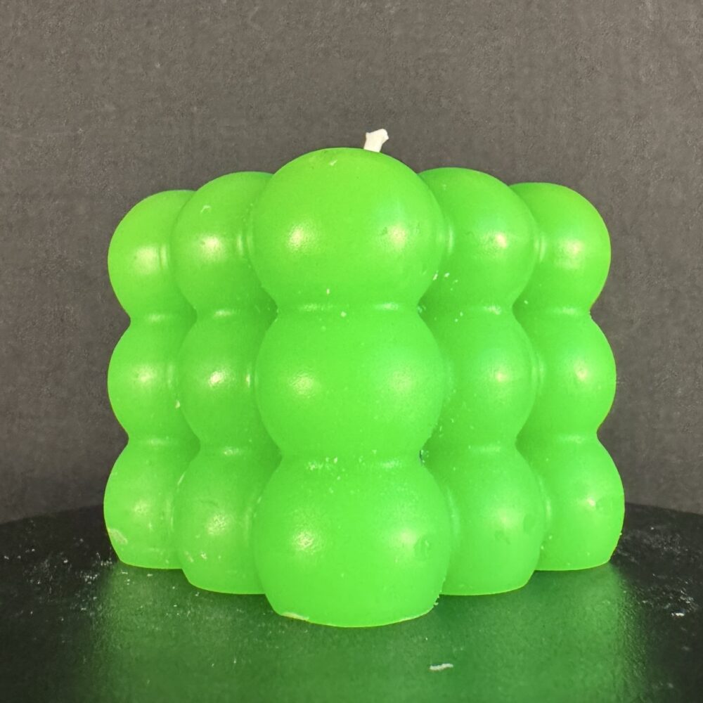 Bougie cube à bulles verte fluo — boo-j Bougie cube à bulles vert fluo — cire végétale et minérale, création artisanale boo-j