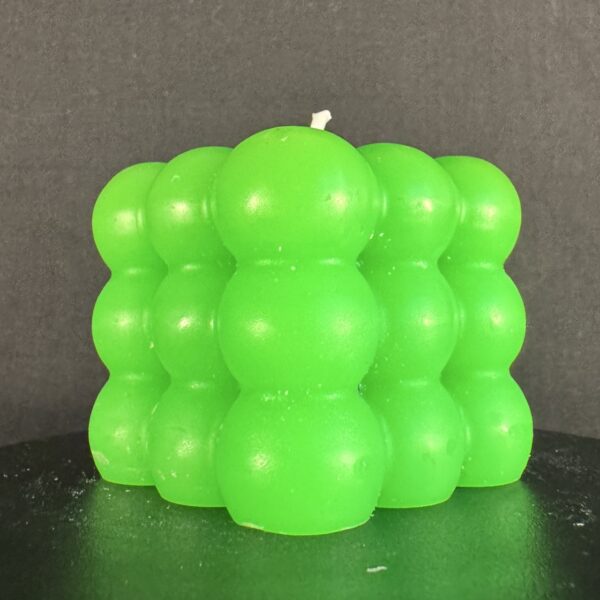 Bougie cube à bulles verte fluo — boo-j Bougie cube à bulles vert fluo — cire végétale et minérale, création artisanale boo-j