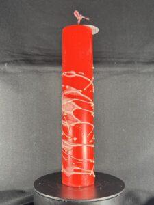 Bougie cylindre rouge et dorure légère – boo-j Bougie artisanale rouge avec fines dorures, coulée à la main en cire minérale et végétale. Création boo-j réalisée dans le canton de Vaud.