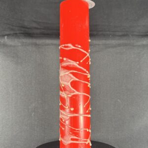 Bougie artisanale rouge avec fines dorures, coulée à la main en cire minérale et végétale. Création boo-j réalisée dans le canton de Vaud.