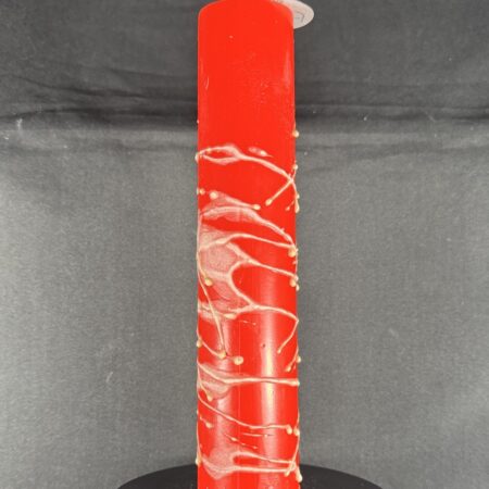 Bougie artisanale rouge avec fines dorures, coulée à la main en cire minérale et végétale. Création boo-j réalisée dans le canton de Vaud.