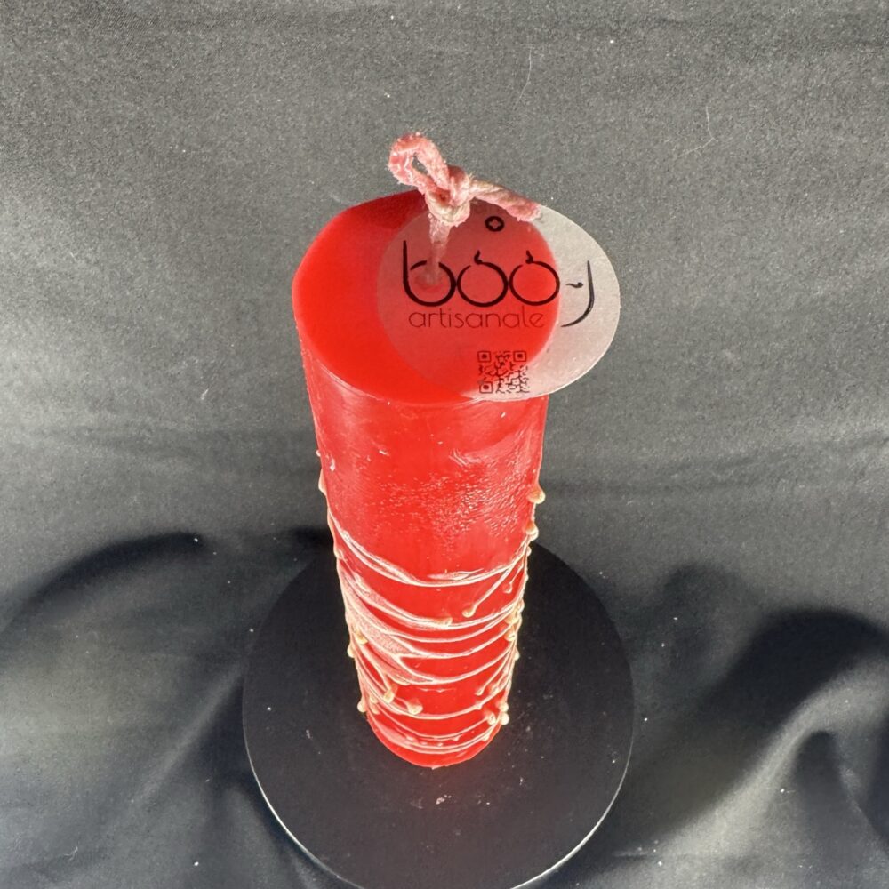 Bougie artisanale rouge avec fines dorures, coulée à la main en cire minérale et végétale. Création boo-j réalisée dans le canton de Vaud.