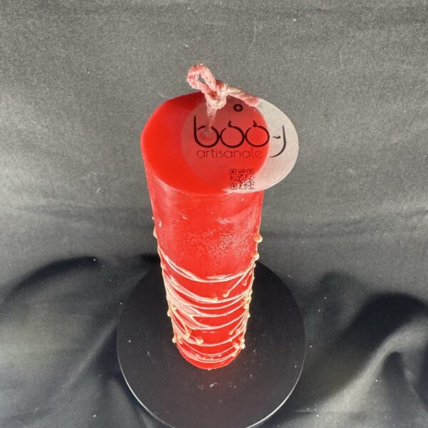 Bougie artisanale rouge avec fines dorures, coulée à la main en cire minérale et végétale. Création boo-j réalisée dans le canton de Vaud.