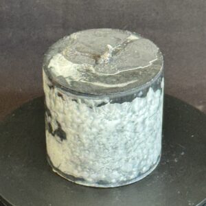 Bougie cylindre noire — cire stéarine végétale, effet pierre de volcan. Diamètre 5 cm, hauteur env. 4,5–5 cm, combustion ± 17 h.