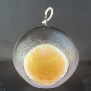 Bougie disque grise cristallisée — cire végétale, finition argentée. Dimensions env. 10 × 5,5 × 10,5 cm, environ 260 g, combustion entre 15 et 23 h.