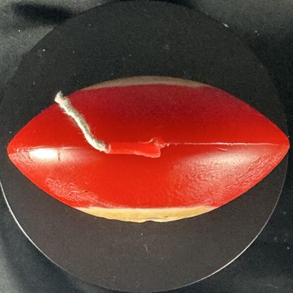 Bougie artisanale rouge et dorée de 10 cm avec motif central de flocon blanc, coulée à la main en cire minérale et végétale. Création boo-j réalisée dans le canton de Vaud.