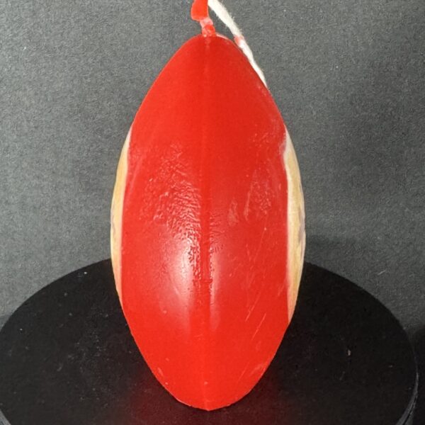 Bougie artisanale rouge et dorée de 10 cm avec motif central de flocon blanc, coulée à la main en cire minérale et végétale. Création boo-j réalisée dans le canton de Vaud.