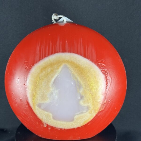 Bougie artisanale rouge et dorée avec motif central de sapin blanc, coulée à la main en cire minérale et végétale. Création boo-j, réalisée dans le canton de Vaud.