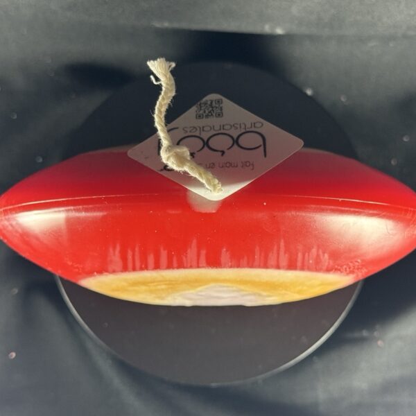 Bougie artisanale rouge et dorée avec motif central de sapin blanc, coulée à la main en cire minérale et végétale. Création boo-j, réalisée dans le canton de Vaud.