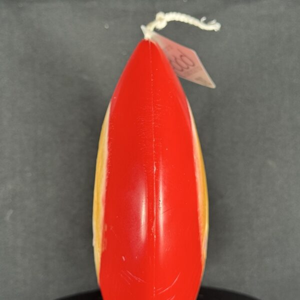 Bougie artisanale rouge et dorée avec motif central de sapin blanc, coulée à la main en cire minérale et végétale. Création boo-j, réalisée dans le canton de Vaud.