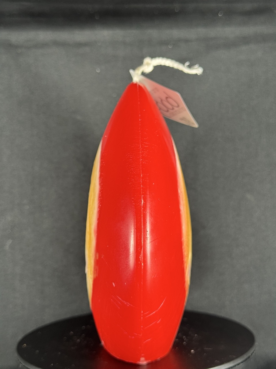 Bougie artisanale rouge et dorée avec motif central de sapin blanc, coulée à la main en cire minérale et végétale. Création boo-j, réalisée dans le canton de Vaud.