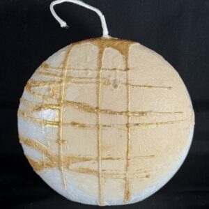 Bougie disque doré en cire cristallisée — création design artisanale | boo-j Bougie design en forme de disque, en cire végétale blanche à effets cristallisés, décorée de touches dorées raffinées. Création artisanale boo-j, élégante et contemporaine, coulée à la main dans le canton de Vaud.