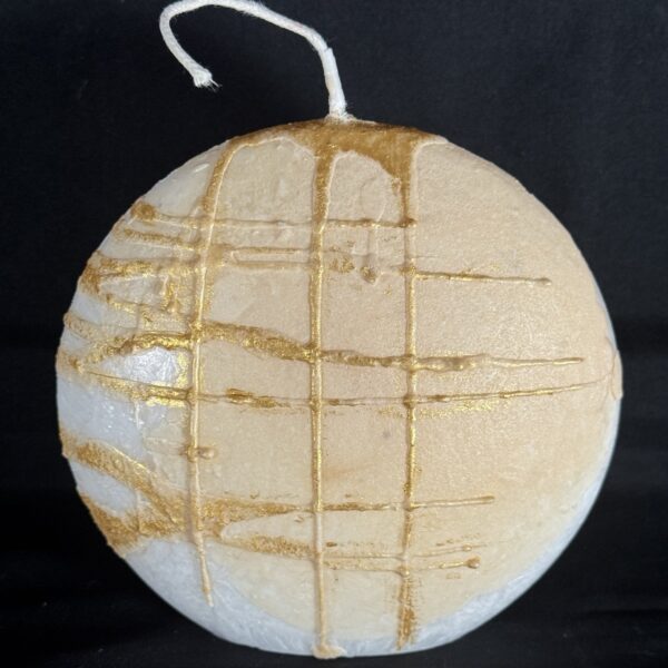 Bougie disque doré en cire cristallisée — création design artisanale | boo-j Bougie design en forme de disque, en cire végétale blanche à effets cristallisés, décorée de touches dorées raffinées. Création artisanale boo-j, élégante et contemporaine, coulée à la main dans le canton de Vaud.