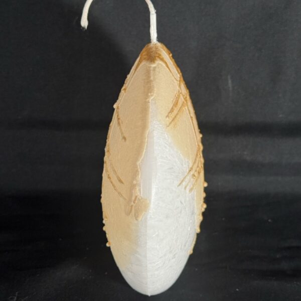 Bougie disque doré en cire cristallisée — création design artisanale | boo-j Bougie design en forme de disque, en cire végétale blanche à effets cristallisés, décorée de touches dorées raffinées. Création artisanale boo-j, élégante et contemporaine, coulée à la main dans le canton de Vaud.