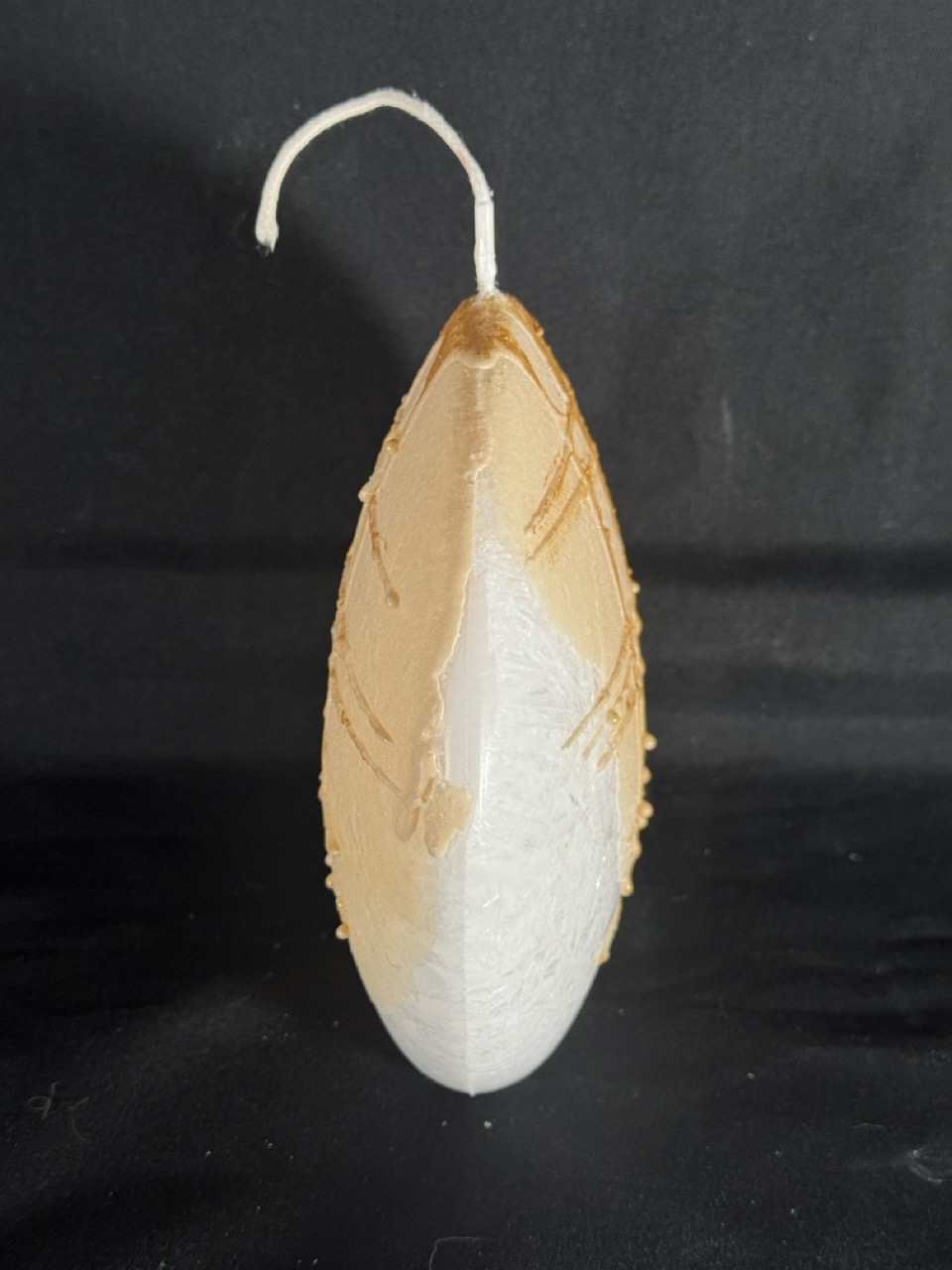 Bougie disque doré en cire cristallisée — création design artisanale | boo-j Bougie design en forme de disque, en cire végétale blanche à effets cristallisés, décorée de touches dorées raffinées. Création artisanale boo-j, élégante et contemporaine, coulée à la main dans le canton de Vaud.