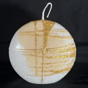 Bougie design en forme de disque, en cire végétale blanche à effets cristallisés, décorée de touches dorées raffinées. Création artisanale boo-j, élégante et contemporaine, coulée à la main dans le canton de Vaud.