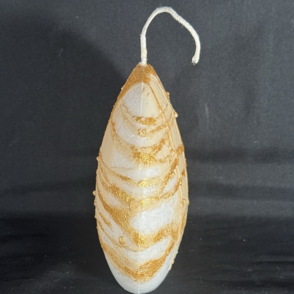 Bougie disque doré en cire cristallisée — création design artisanale | boo-j Bougie design en forme de disque, en cire végétale blanche à effets cristallisés, décorée de touches dorées raffinées. Création artisanale boo-j, élégante et contemporaine, coulée à la main dans le canton de Vaud.