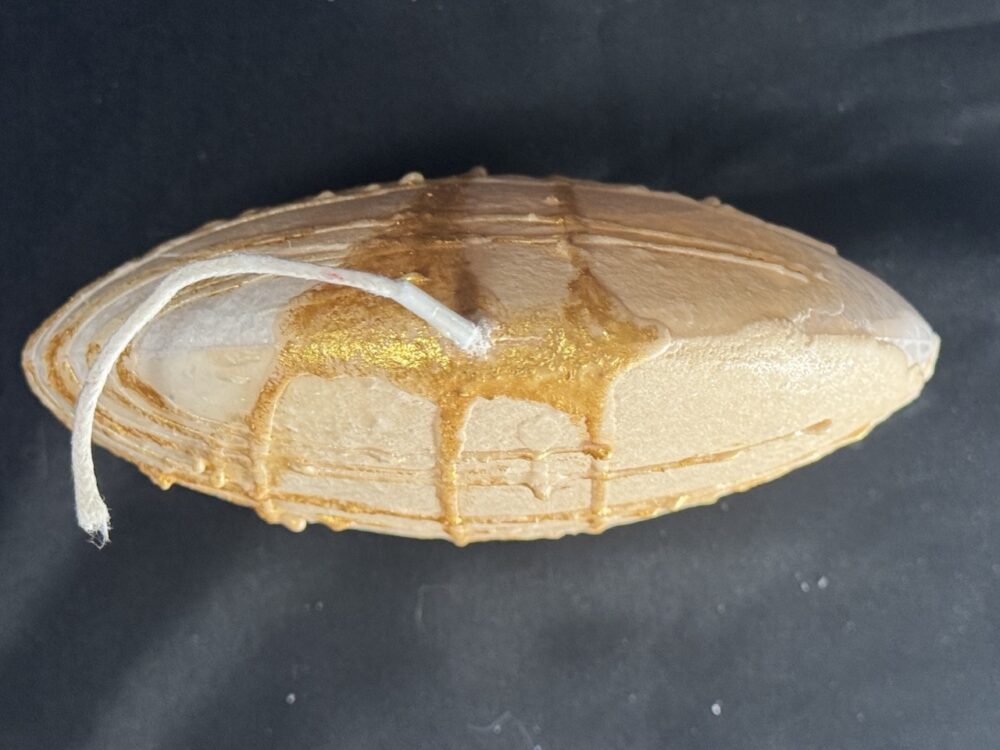 Bougie disque doré en cire cristallisée — création design artisanale | boo-j Bougie design en forme de disque, en cire végétale blanche à effets cristallisés, décorée de touches dorées raffinées. Création artisanale boo-j, élégante et contemporaine, coulée à la main dans le canton de Vaud.