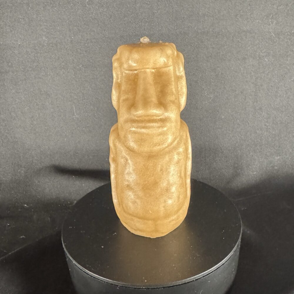 Bougie Moaï mini — cire végétale et minérale champagne doré | boo-j Bougie Moaï mini champagne doré — cire végétale et minérale, finition satinée. Hauteur 12 cm, environ 135 g, combustion entre 6 et 9 h.