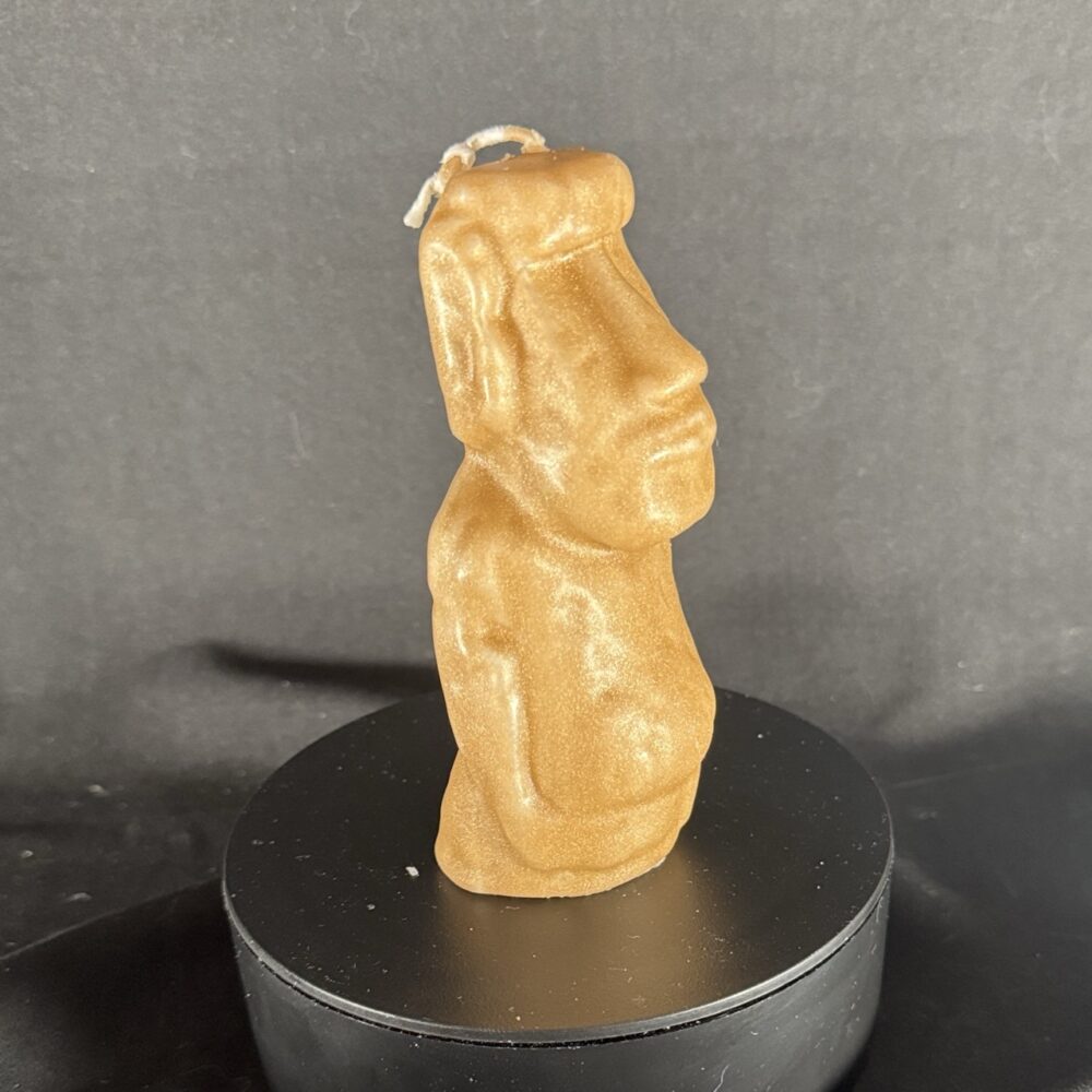 Bougie Moaï mini champagne doré — cire végétale et minérale, finition satinée. Hauteur 12 cm, environ 135 g, combustion entre 6 et 9 h.