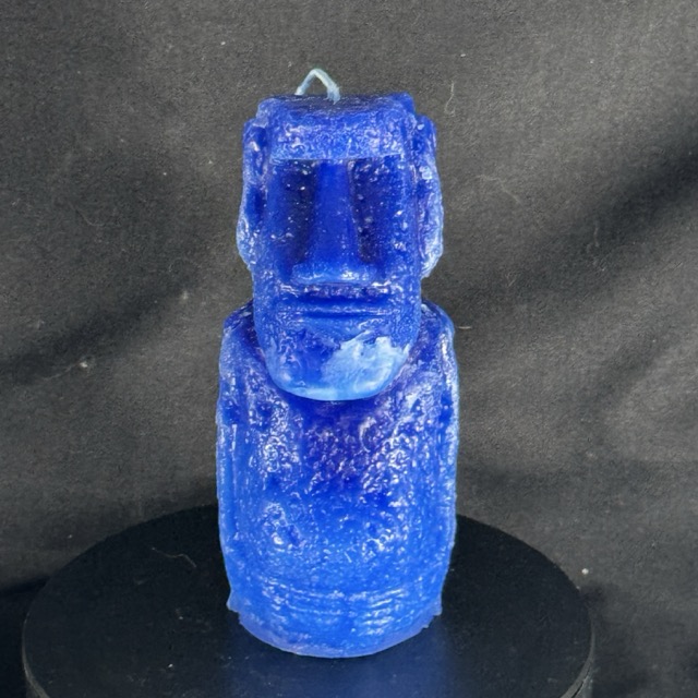 Bougie petit Moaï bleu outremer Bougie Moaï bleu outremer en cire minérale, pièce artisanale boo-j moulée à la main dans le canton de Vaud. Finition texturée, format petit (env. 140 g), combustion entre 6 et 9 heures.