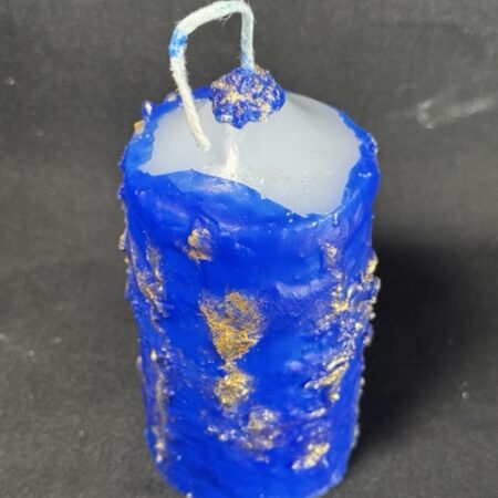 Bougie cylindre 5 × 10 cm de la collection Nuit Étoilée, en cire minérale et végétale blanche, recouverte de bleu outremer et de dorures appliquées à la main. Création artisanale boo-j, plus de 150 g, fabrication dans le canton de Vaud.