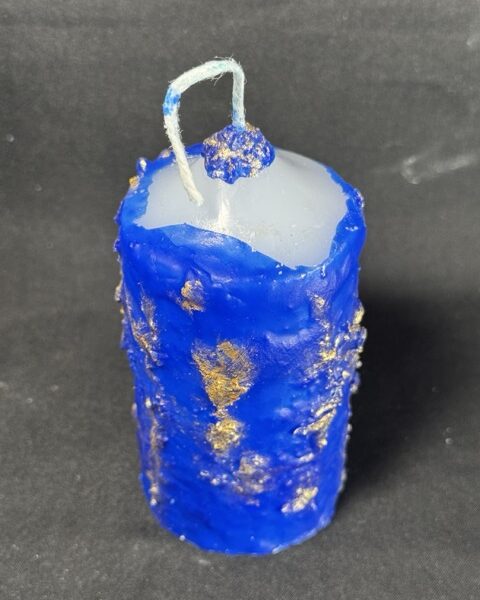 Bougie cylindre 5 × 10 cm — collection Nuit Étoilée bleu outremer & doré | boo-j Bougie cylindre 5 × 10 cm de la collection Nuit Étoilée, en cire minérale et végétale blanche, recouverte de bleu outremer et de dorures appliquées à la main. Création artisanale boo-j, plus de 150 g, fabrication dans le canton de Vaud.