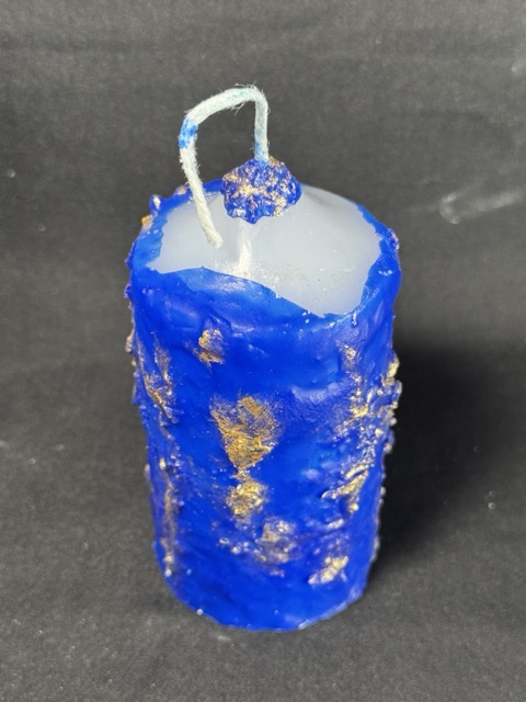 Bougie cylindre 5 × 10 cm — collection Nuit Étoilée bleu outremer & doré | boo-j Bougie cylindre 5 × 10 cm de la collection Nuit Étoilée, en cire minérale et végétale blanche, recouverte de bleu outremer et de dorures appliquées à la main. Création artisanale boo-j, plus de 150 g, fabrication dans le canton de Vaud.