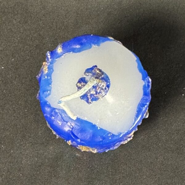 Bougie cylindre 5 × 10 cm — collection Nuit Étoilée bleu outremer & doré | boo-j Bougie cylindre 5 × 10 cm de la collection Nuit Étoilée, en cire minérale et végétale blanche, recouverte de bleu outremer et de dorures appliquées à la main. Création artisanale boo-j, plus de 150 g, fabrication dans le canton de Vaud.