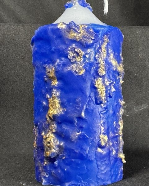 Bougie cylindre 5 × 10 cm — collection Nuit Étoilée bleu outremer & doré | boo-j Bougie cylindre 5 × 10 cm de la collection Nuit Étoilée, en cire minérale et végétale blanche, recouverte de bleu outremer et de dorures appliquées à la main. Création artisanale boo-j, plus de 150 g, fabrication dans le canton de Vaud.