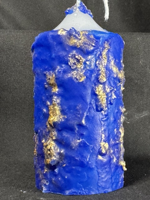 Bougie cylindre 5 × 10 cm — collection Nuit Étoilée bleu outremer & doré | boo-j Bougie cylindre 5 × 10 cm de la collection Nuit Étoilée, en cire minérale et végétale blanche, recouverte de bleu outremer et de dorures appliquées à la main. Création artisanale boo-j, plus de 150 g, fabrication dans le canton de Vaud.