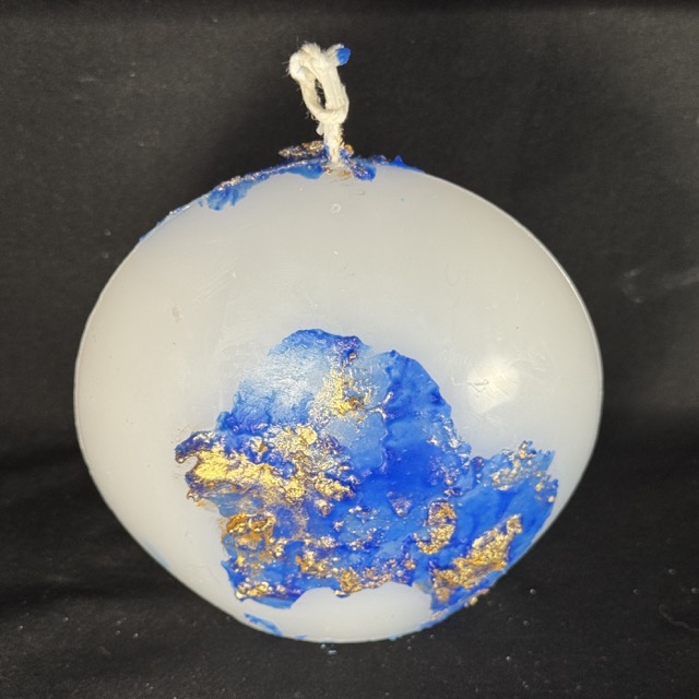 Bougie disque 10 cm de la collection Nuit Étoilée, en cire minérale et végétale blanche avec finitions bleu outremer et dorures appliquées à la main. Création artisanale boo-j, 250 g environ, combustion ± 20 h.