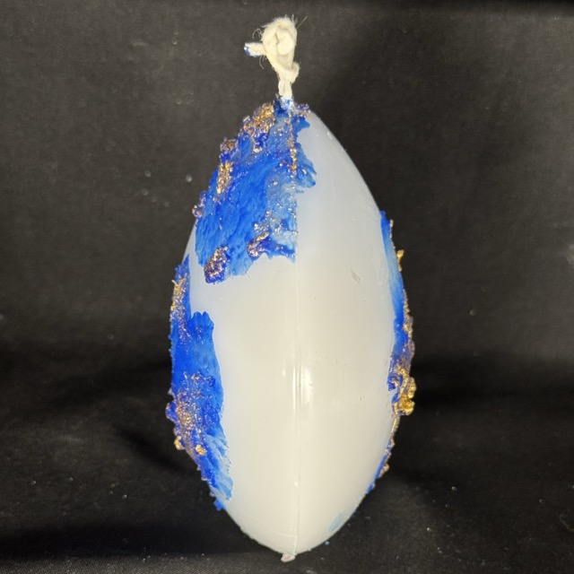 Bougie disque 10 cm de la collection Nuit Étoilée, en cire minérale et végétale blanche avec finitions bleu outremer et dorures appliquées à la main. Création artisanale boo-j, 250 g environ, combustion ± 20 h.