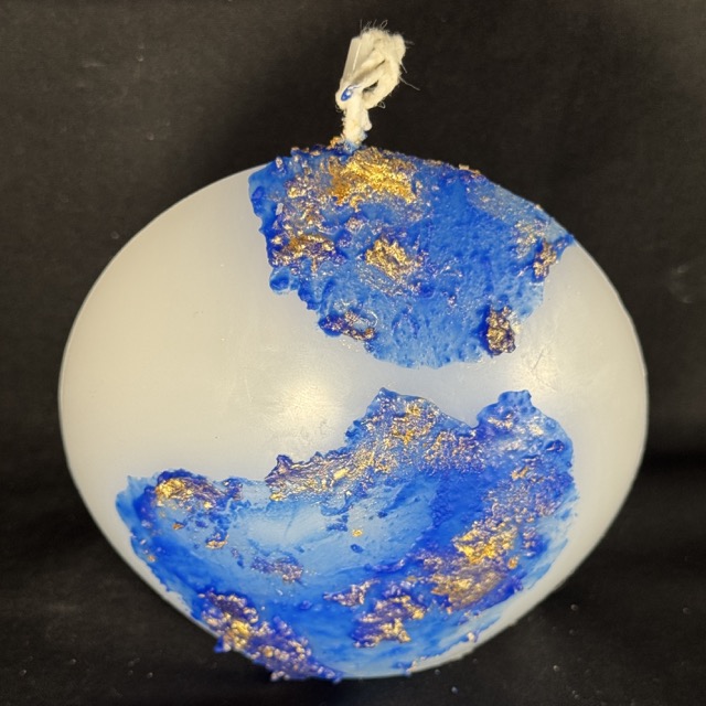 Bougie disque 10 cm de la collection Nuit Étoilée, en cire minérale et végétale blanche avec finitions bleu outremer et dorures appliquées à la main. Création artisanale boo-j, 250 g environ, combustion ± 20 h.