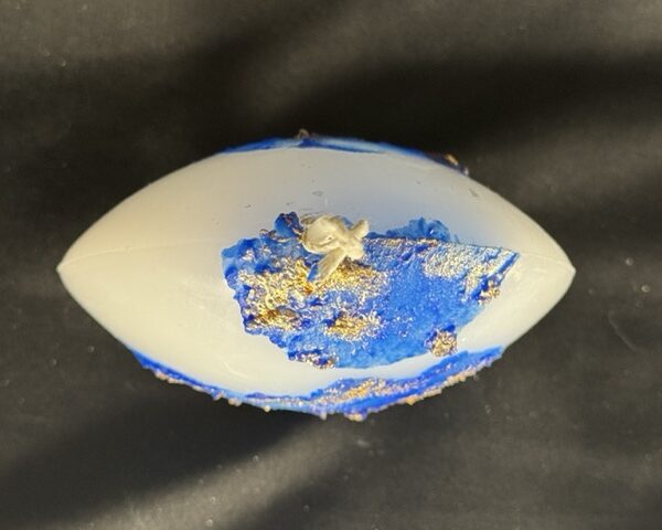 Bougie disque 10 cm de la collection Nuit Étoilée, en cire minérale et végétale blanche avec finitions bleu outremer et dorures appliquées à la main. Création artisanale boo-j, 250 g environ, combustion ± 20 h.