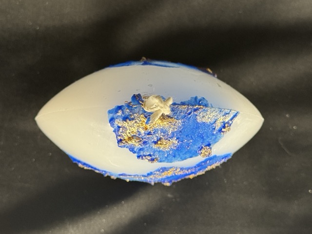 Bougie disque 10 cm de la collection Nuit Étoilée, en cire minérale et végétale blanche avec finitions bleu outremer et dorures appliquées à la main. Création artisanale boo-j, 250 g environ, combustion ± 20 h.