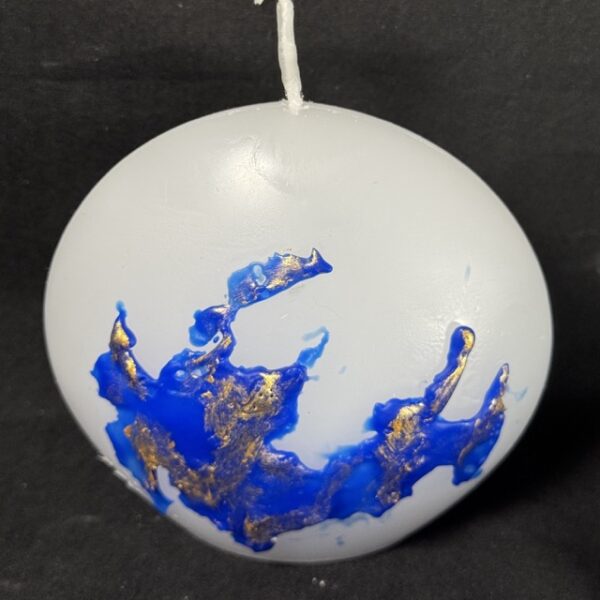 Bougie en forme de globe terrestre.Bougie disque 10 cm de la collection Nuit Étoilée, en cire minérale et végétale blanche avec finitions bleu outremer et dorures appliquées à la main. Création artisanale boo-j, 250 g environ, combustion ± 20 h.