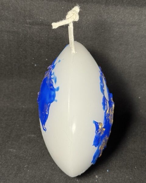 Bougie disque 10 cm de la collection Nuit Étoilée, en cire minérale et végétale blanche avec finitions bleu outremer et dorures appliquées à la main. Création artisanale boo-j, 250 g environ, combustion ± 20 h.