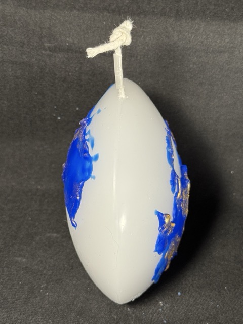 Bougie disque 10 cm de la collection Nuit Étoilée, en cire minérale et végétale blanche avec finitions bleu outremer et dorures appliquées à la main. Création artisanale boo-j, 250 g environ, combustion ± 20 h.